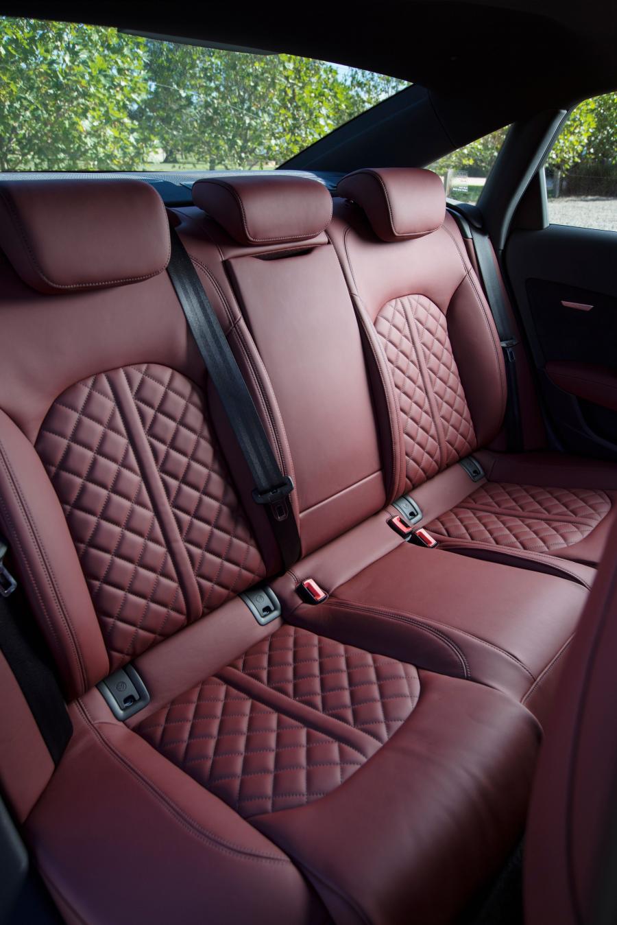 Интерьер Audi S6 Sedan (4G, C7) 2015 года  (AU) (фото 7 из 7)